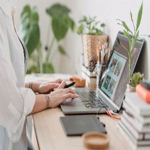 "الإبداع المميز: تصميمات لوجوهات تبرز هوية علامتك التجارية"