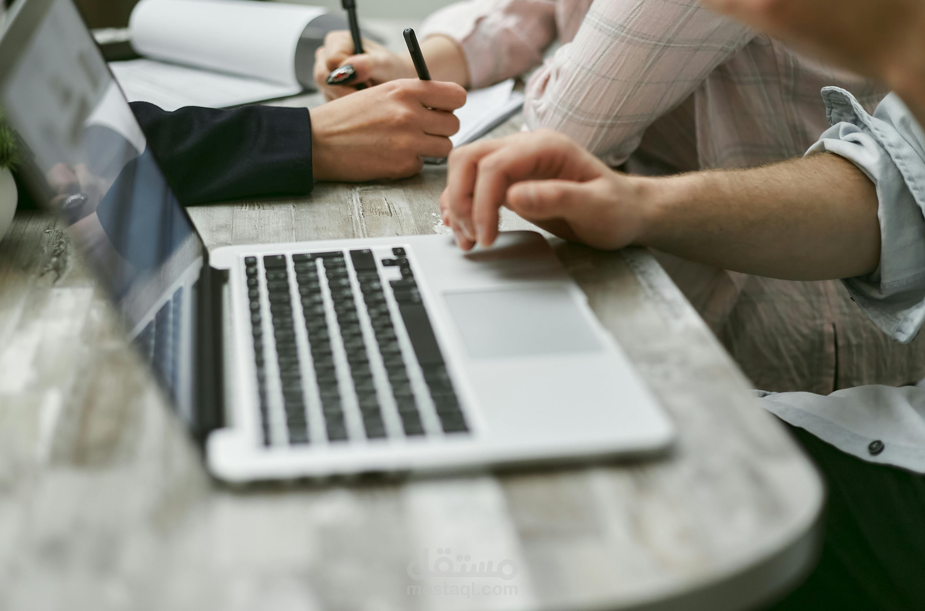 إدخال وتنظيم البيانات وإنشاء ملفات Excel احترافية