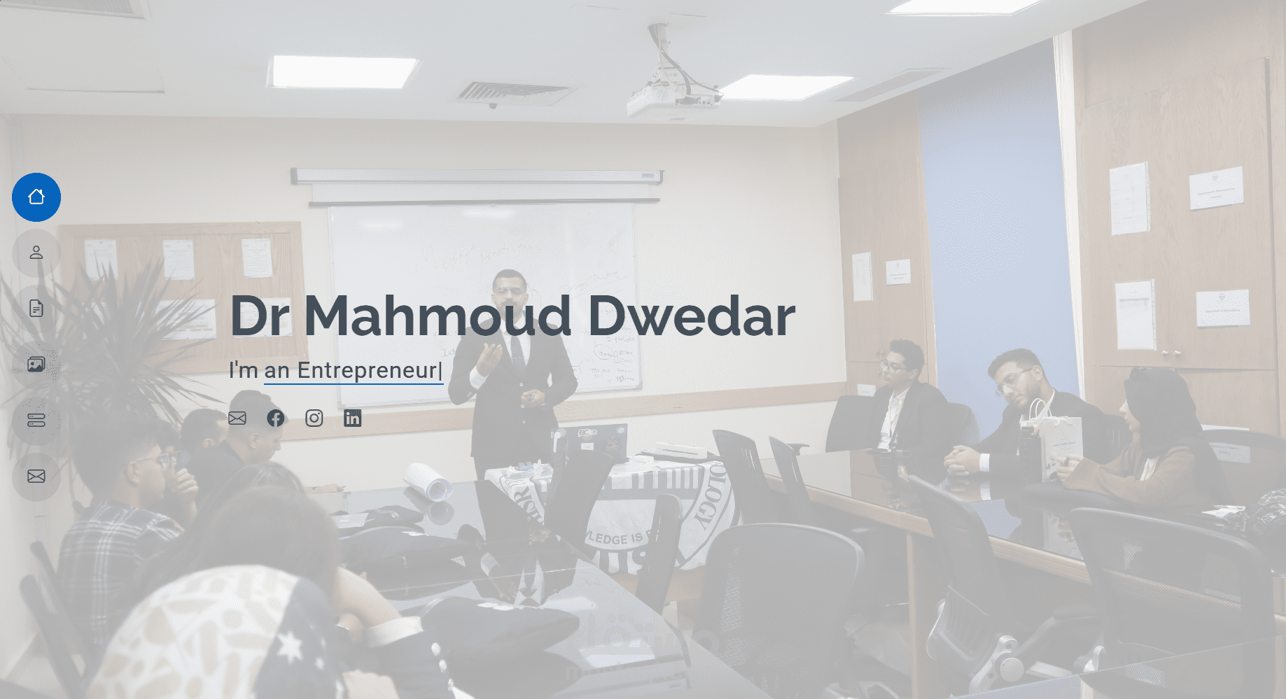 تصميم وتطوير موقع بورتفوليو شخصي احترافي يقدّم صورة قوية عن الخبرات، المشاريع، والخدمات المهنية للعميل في مجالات الريادة، التدريب، والاستشارات.