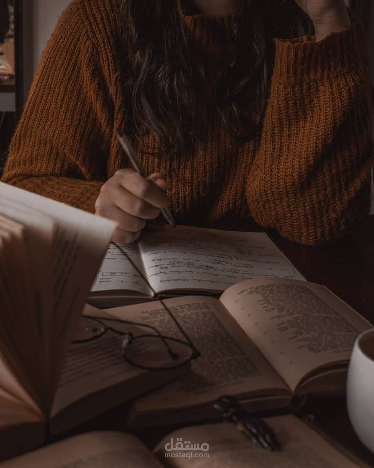 أستاذة جامعية متخصصة في الكتابة و التىجمة