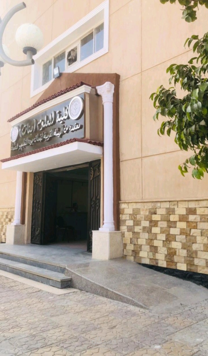 خبيرة في مجال الفيزياء بجميع فروعها