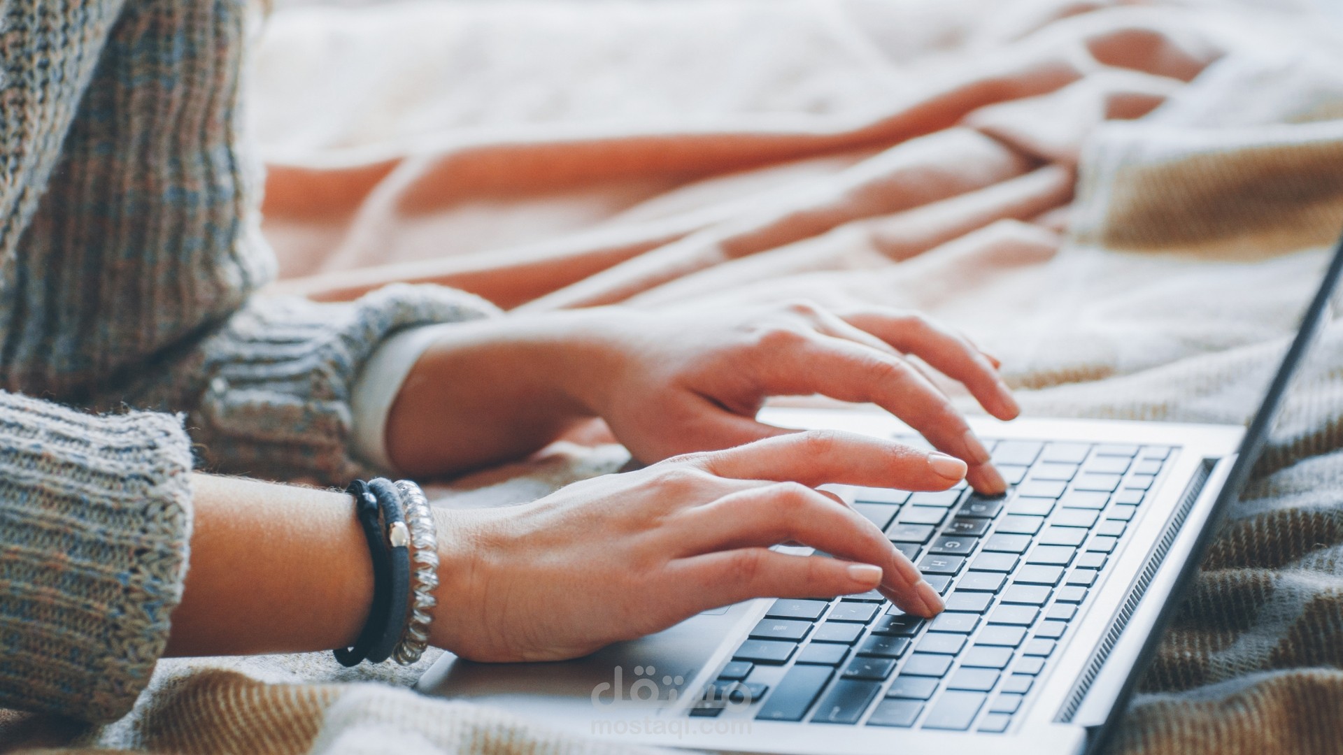 كتابة مقالات متوافقة مع قواعد SEO بطريقة جذابة واحترافية.