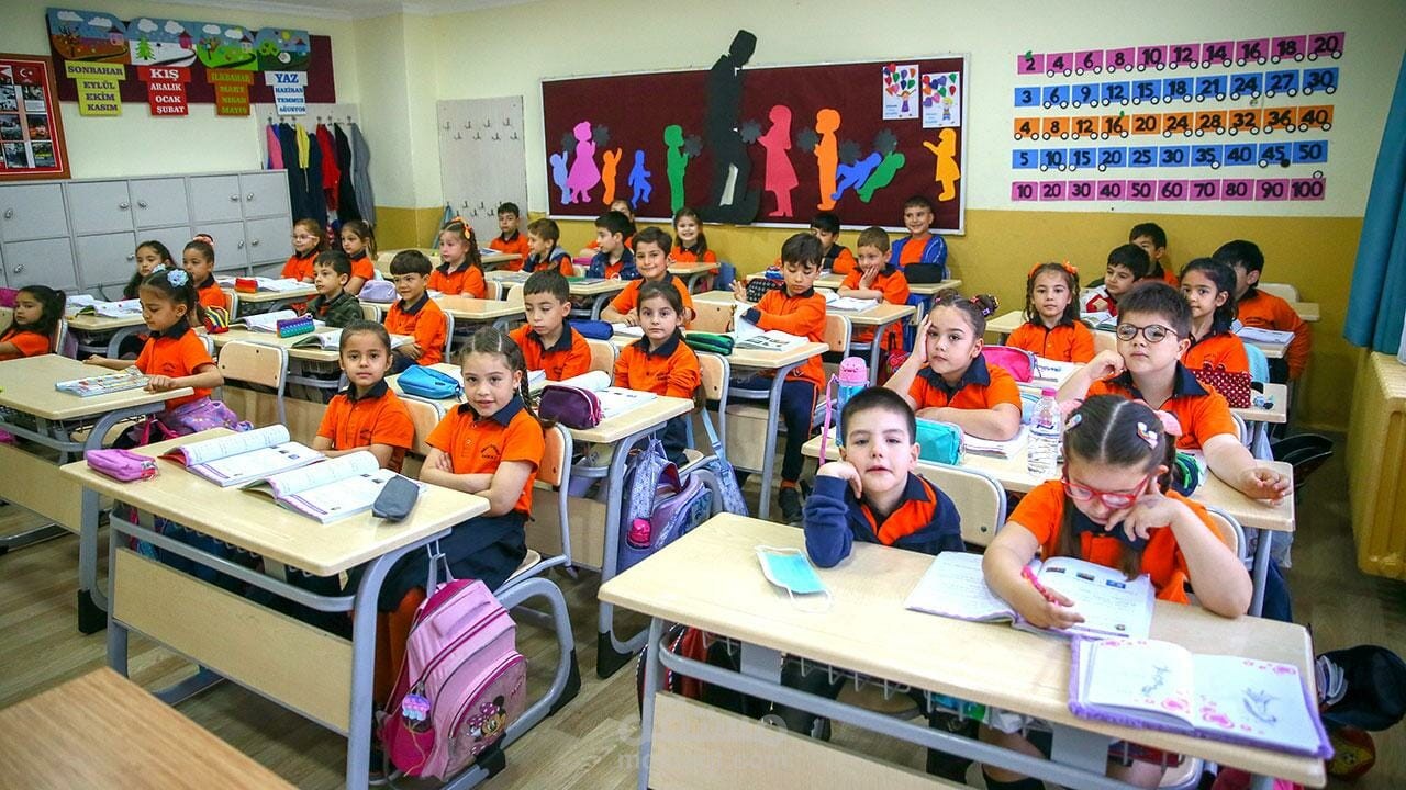 معلمة أطفال