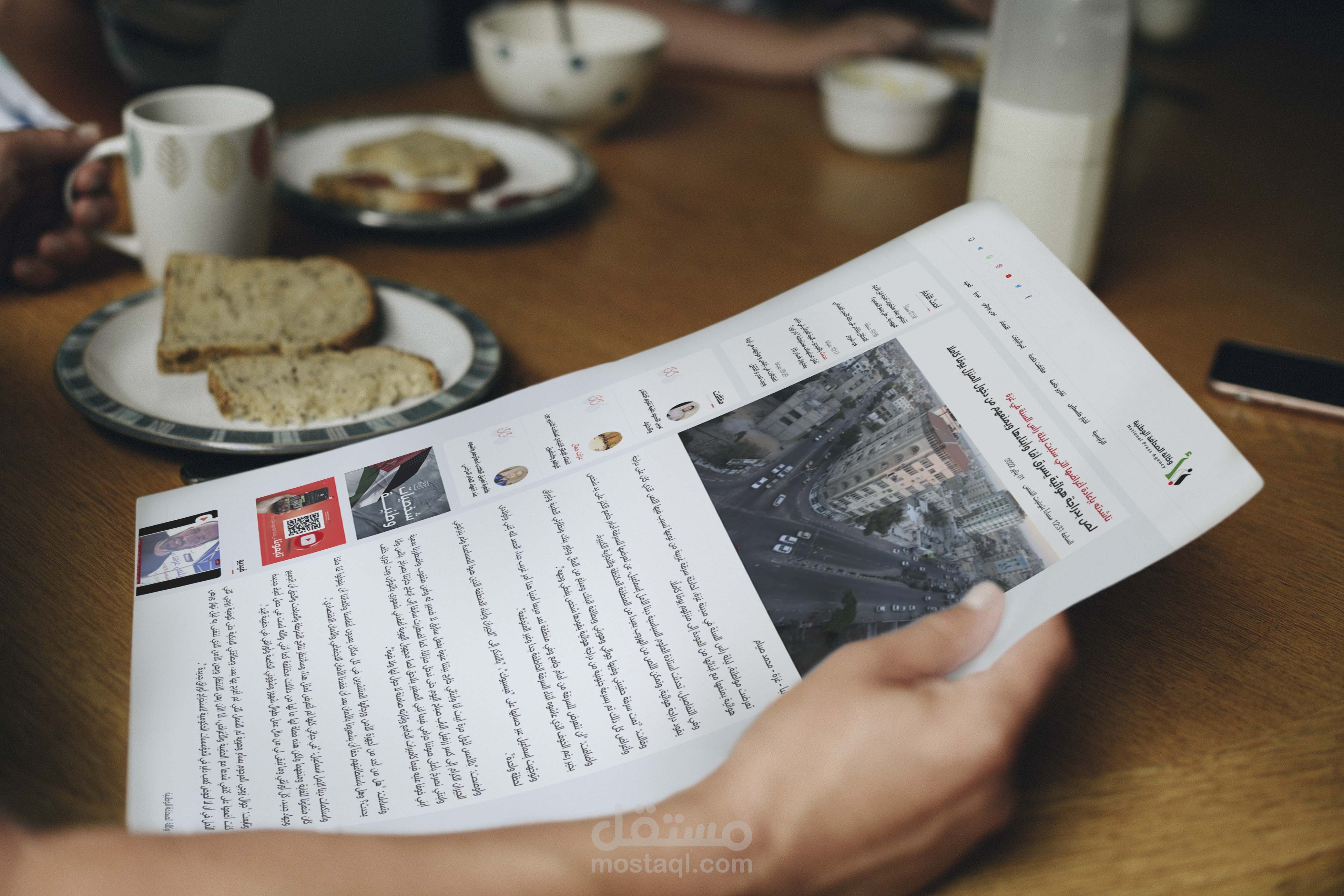 لص بدراجة هوائية يسرق أمًا وأبناءها ويمنعهم من دخول المنزل يومًا كاملا
