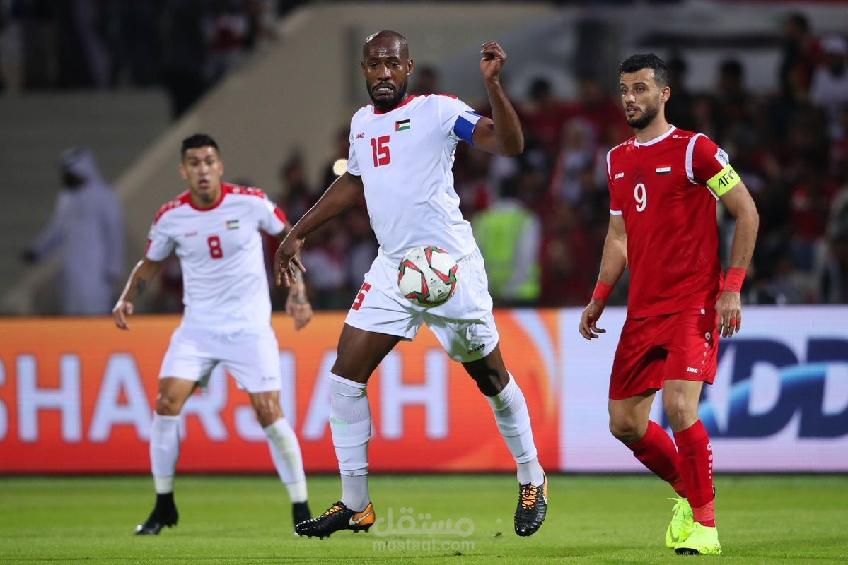 فلسطينيو سوريا في كأس آسيا منقسمون: مباراة بين القلب والروح