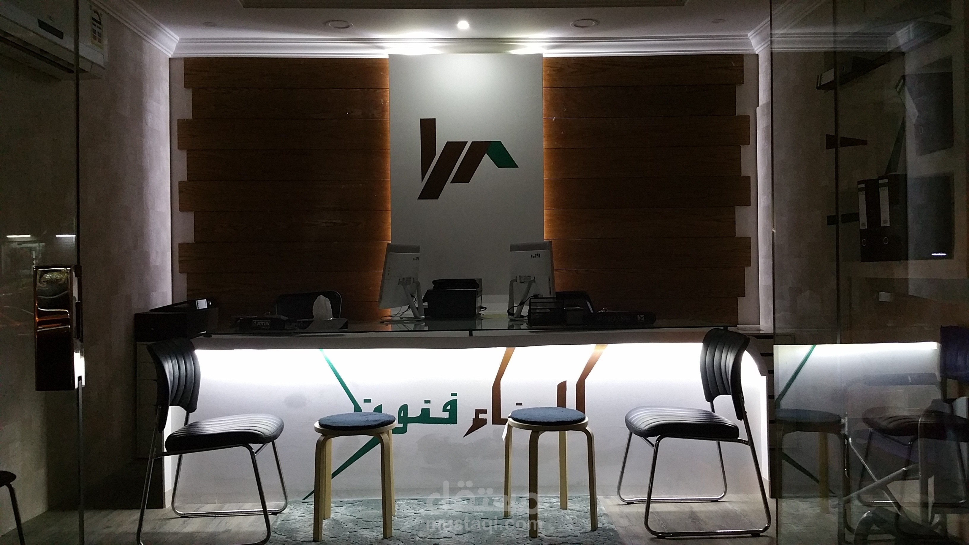 تصميم وتنفيذ مكتب داخلي لمكتب عقاري