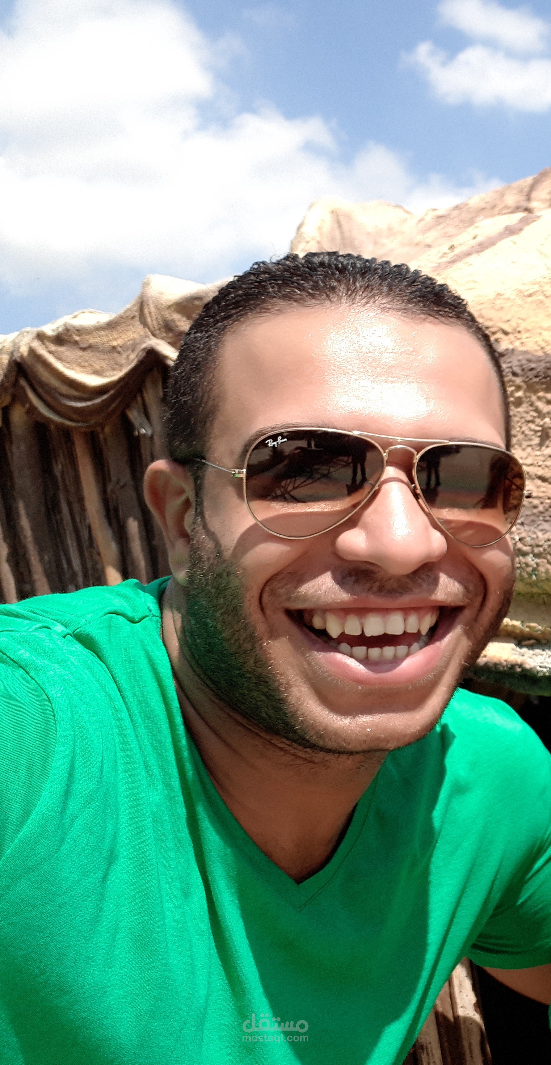 معلق صوتي محترف