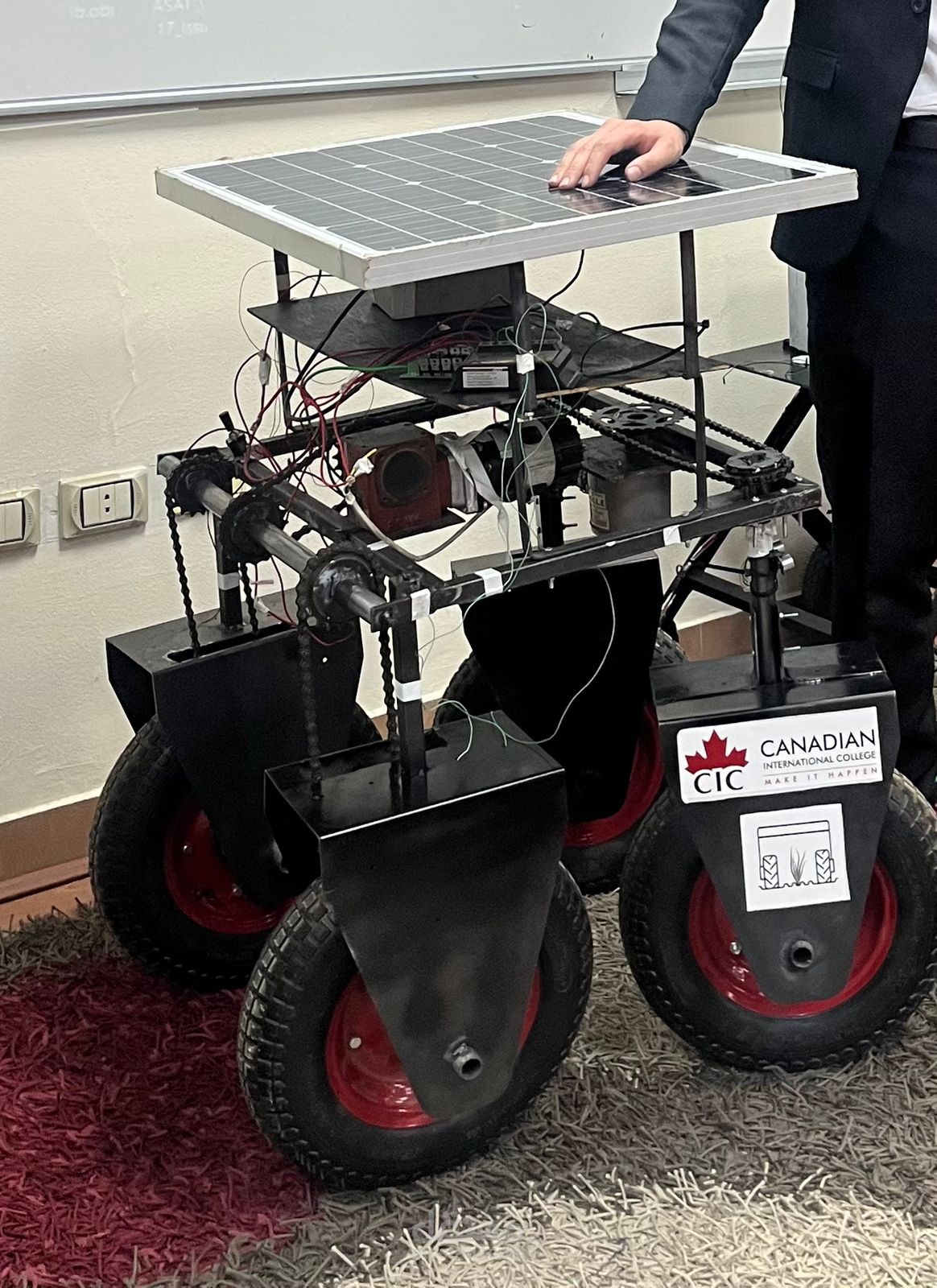 روبوت زراعي ذاتي بالذكاء الاصطناعي وطاقة شمسية