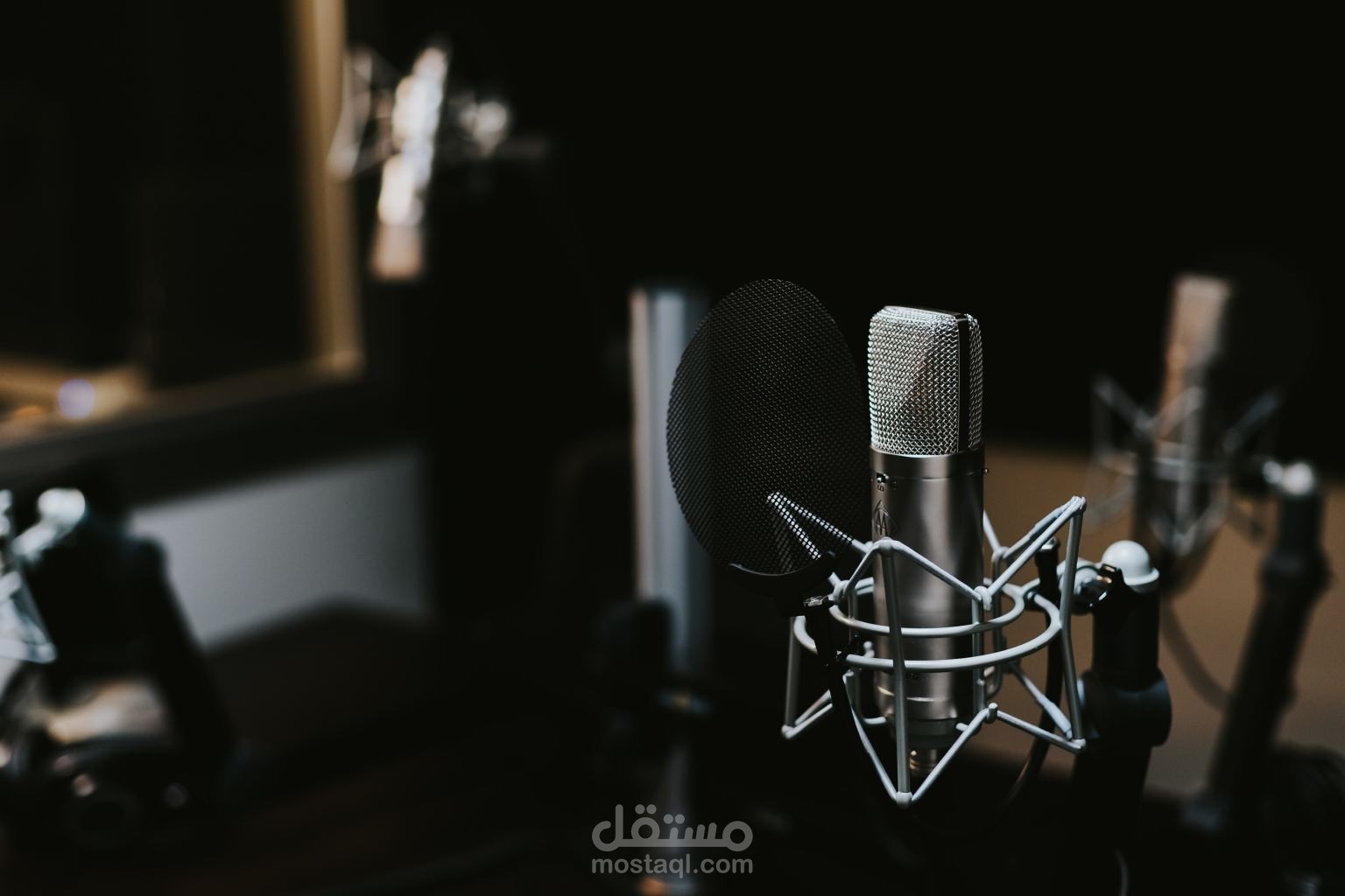 تعليق صوتي احترافي بالعربية الفصحى  للكتب الصوتية والبودكاست