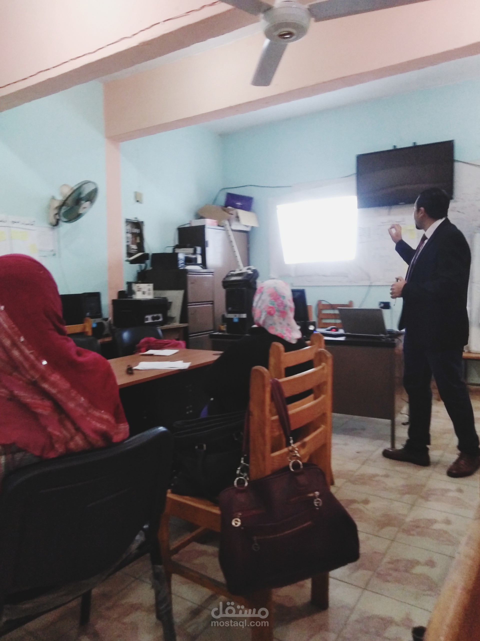 باور بوينت ( عرض تقديمي) اثناء تقديم محاضرة ضمن مجموعة محاضرات وندوات متنوعة