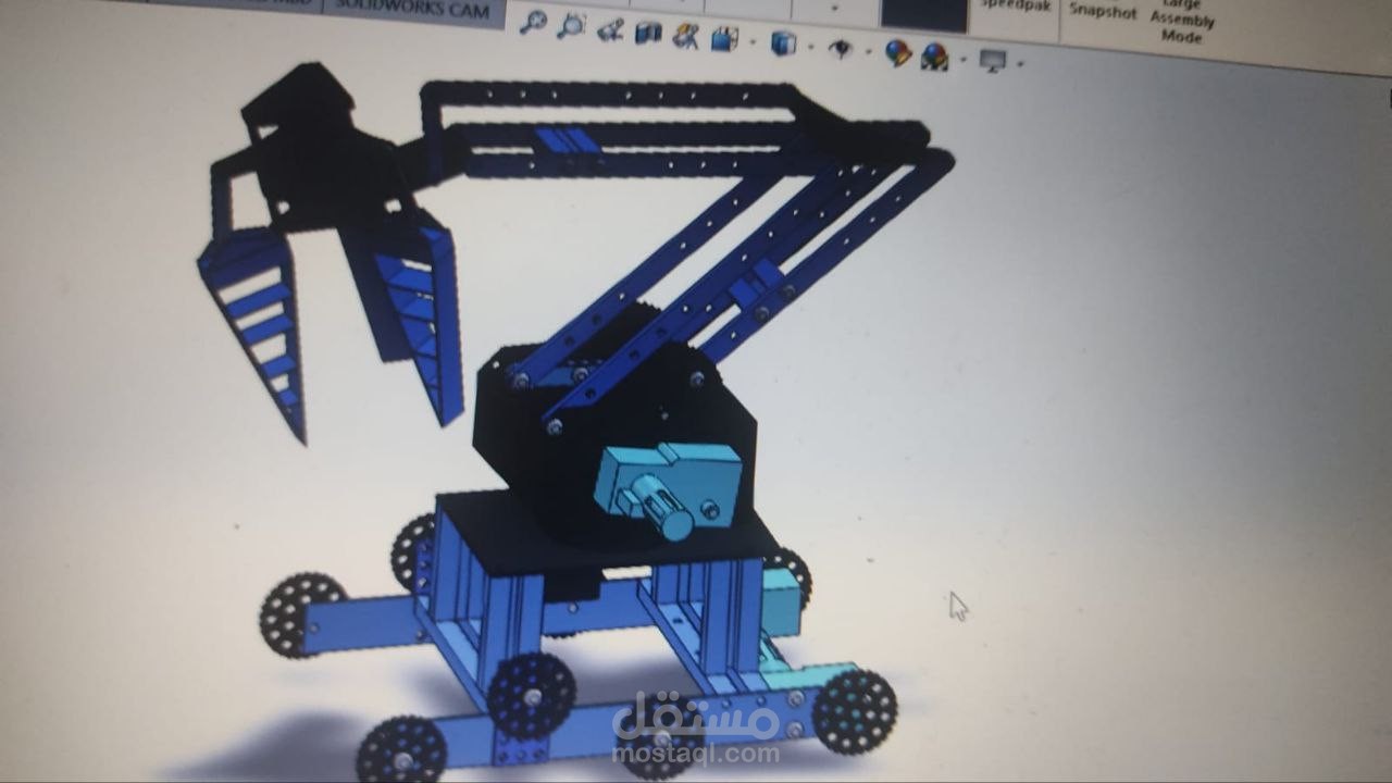 عربة صغيرة مزودة بذراع الية
