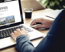 سأختار العنوان الثاني، وهو "كتابة محتوى جذاب وغني بالمعلومات". فهو أكثر دقة من العنوان الثالث، لأنه يحدد الصفات المحددة التي يجب أن يتمتع بها المحتوى الجيد.