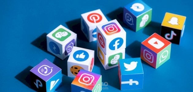 "وسائل التواصل الاجتماعي: تأثيرها وتحدياتها في عصر الاتصال الرقمي"