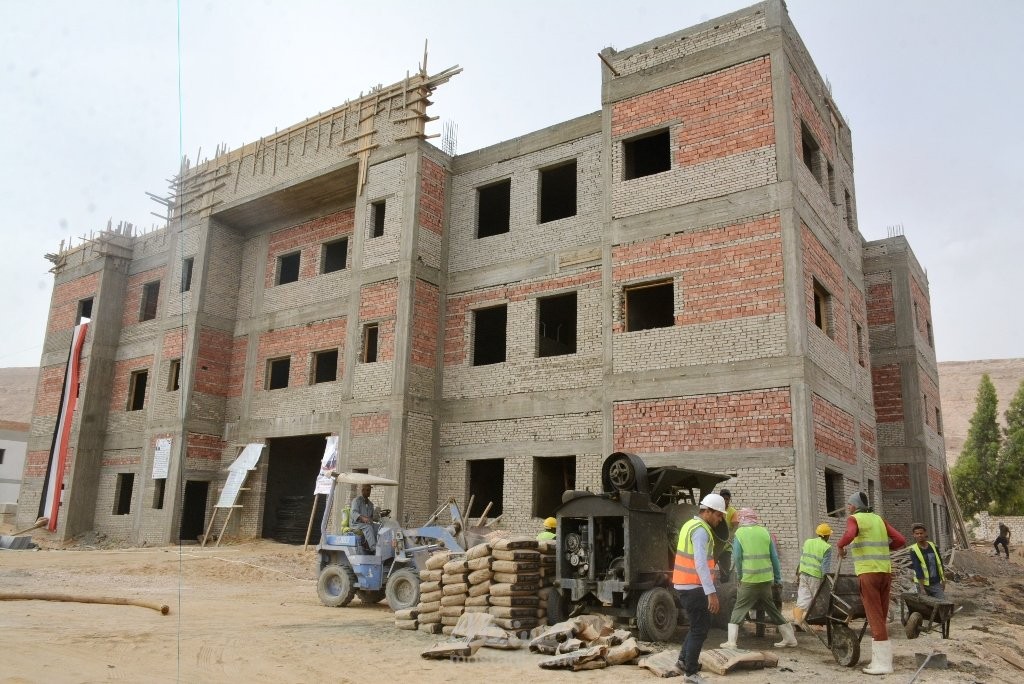مهندس مدني للموقع ومهندس مشروع في مشاريع تطوير مكاتب البريد والمستشفيات.