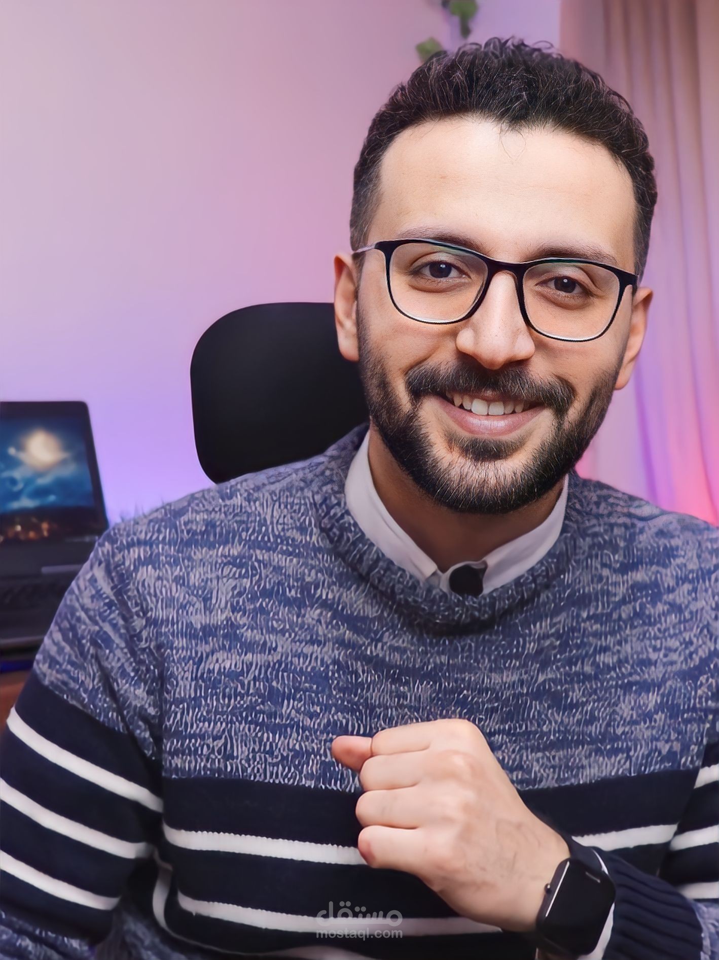 شخص امام الكاميرا لعرض منتجك وخدماتك بطريقة جذابة للعملاء