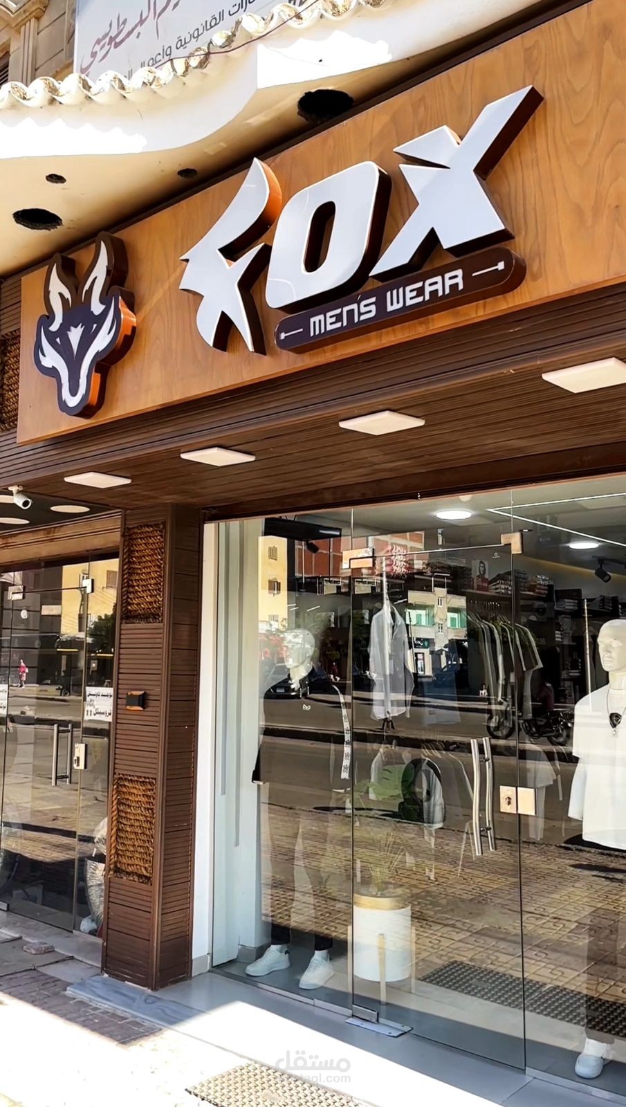 مونتاج دعائي راقٍ لمتجر ملابس