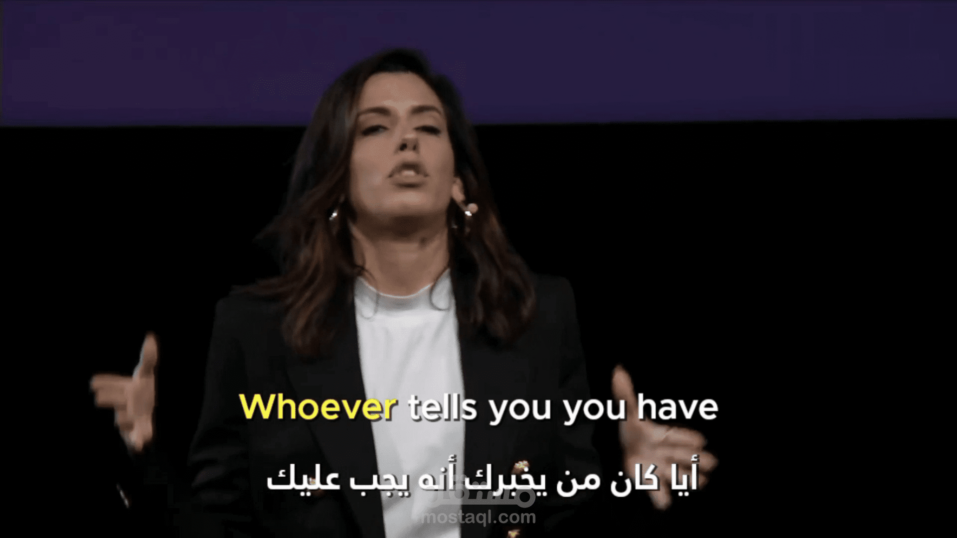 فيديو لمتحدث يناقش العمل الحر