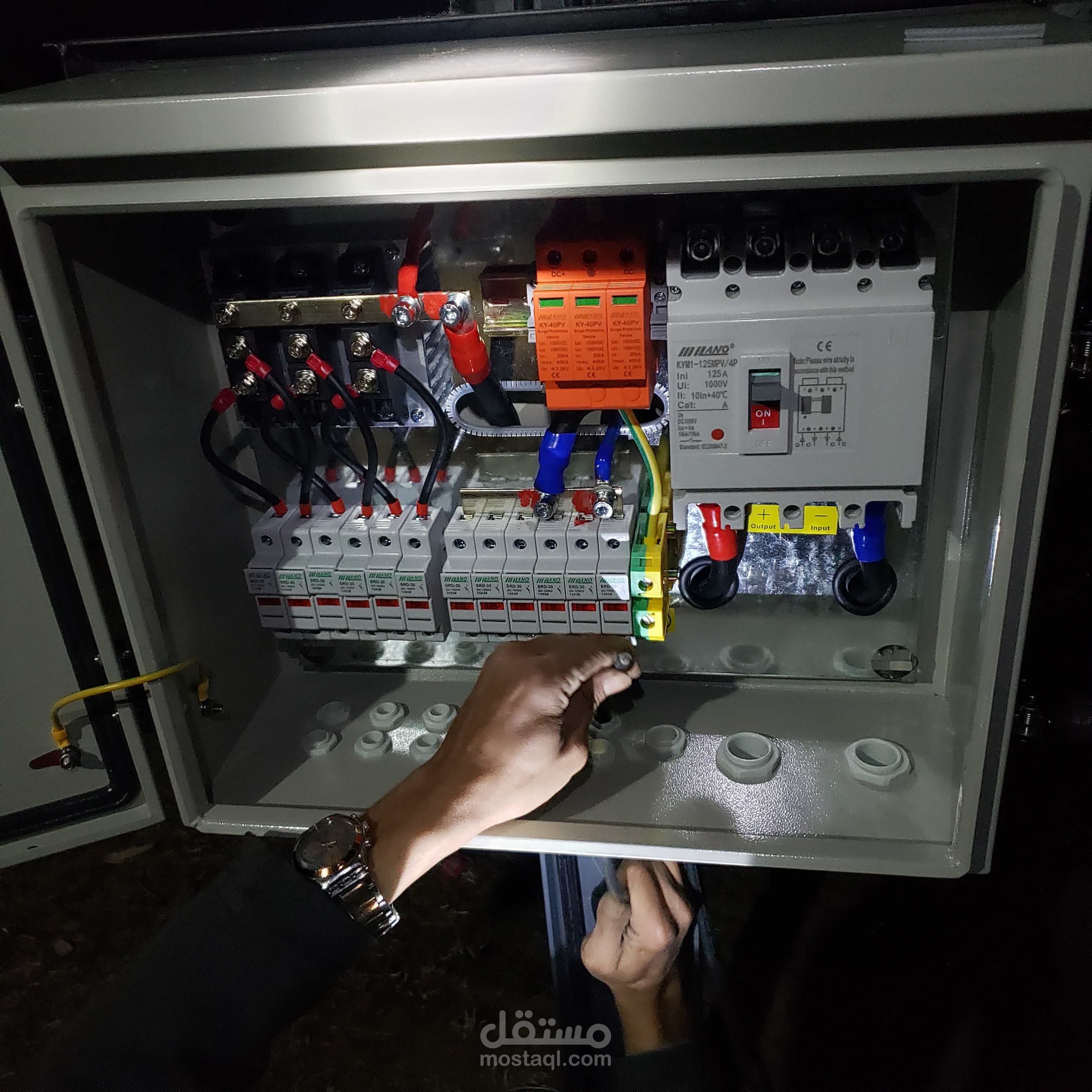 تنفيذ وتركيب منظومة ضخ مياه بالطاقة الشمسية ميدانياً (Solar Water Pumping System)