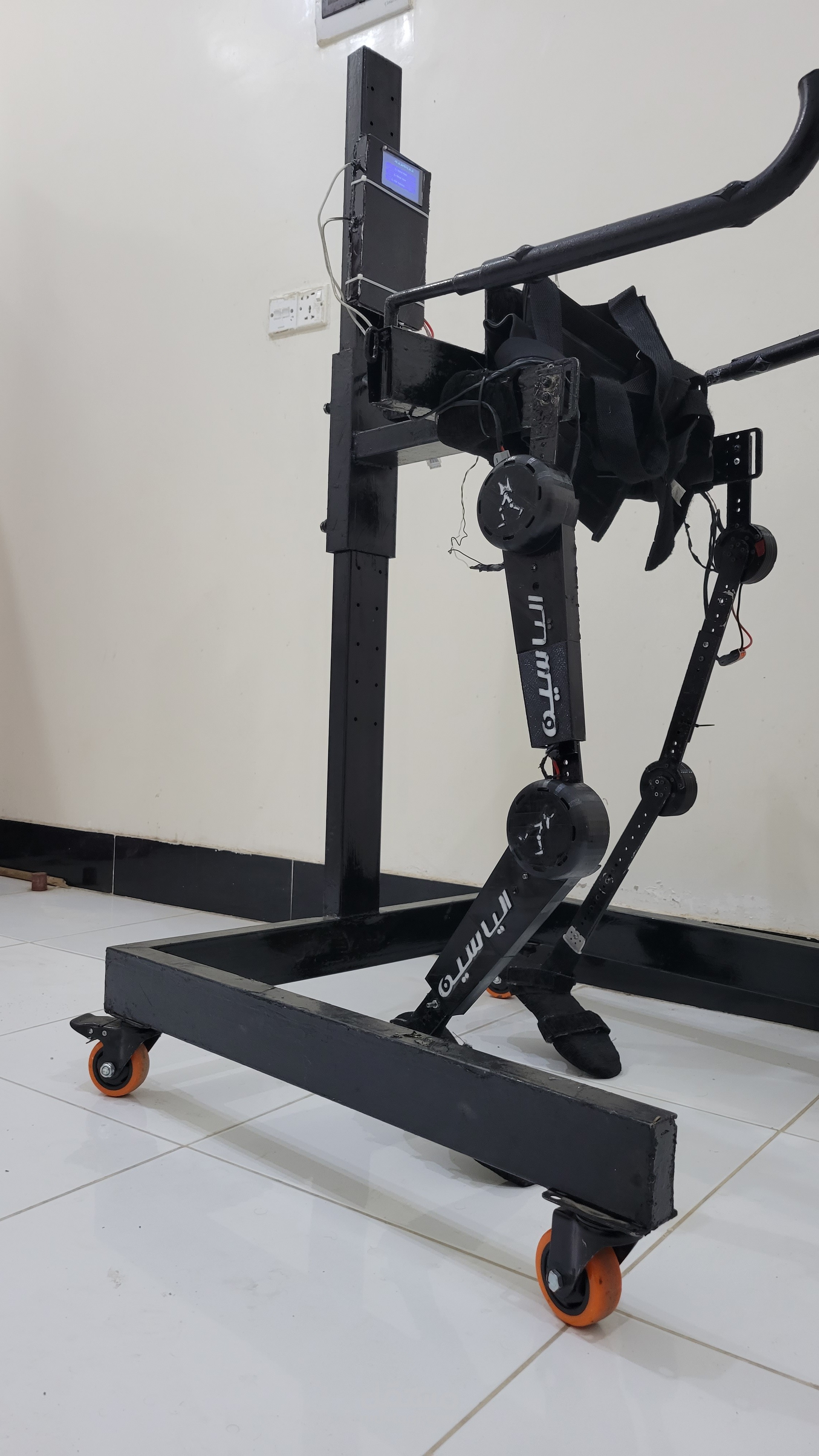تصميم وتنفيذ هيكل روبوتي خارجي للأطراف السفلية لمساعدة ذوي الإعاقة (Lower Limb Exoskeleton)