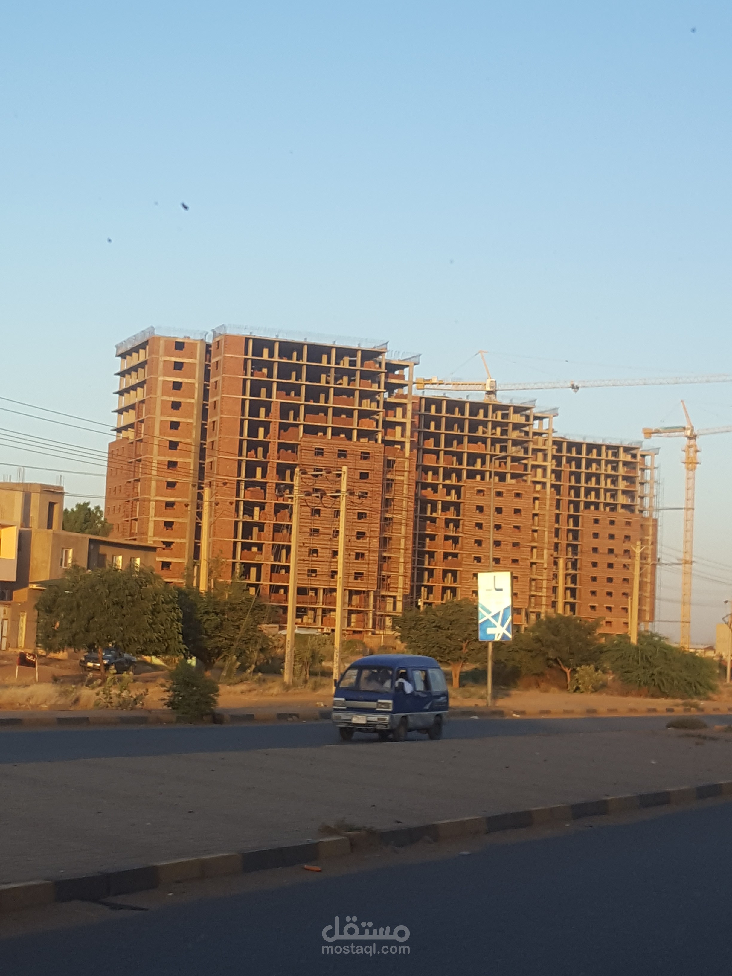 مهندس مشرف إحدى شركات التطوير العقاري