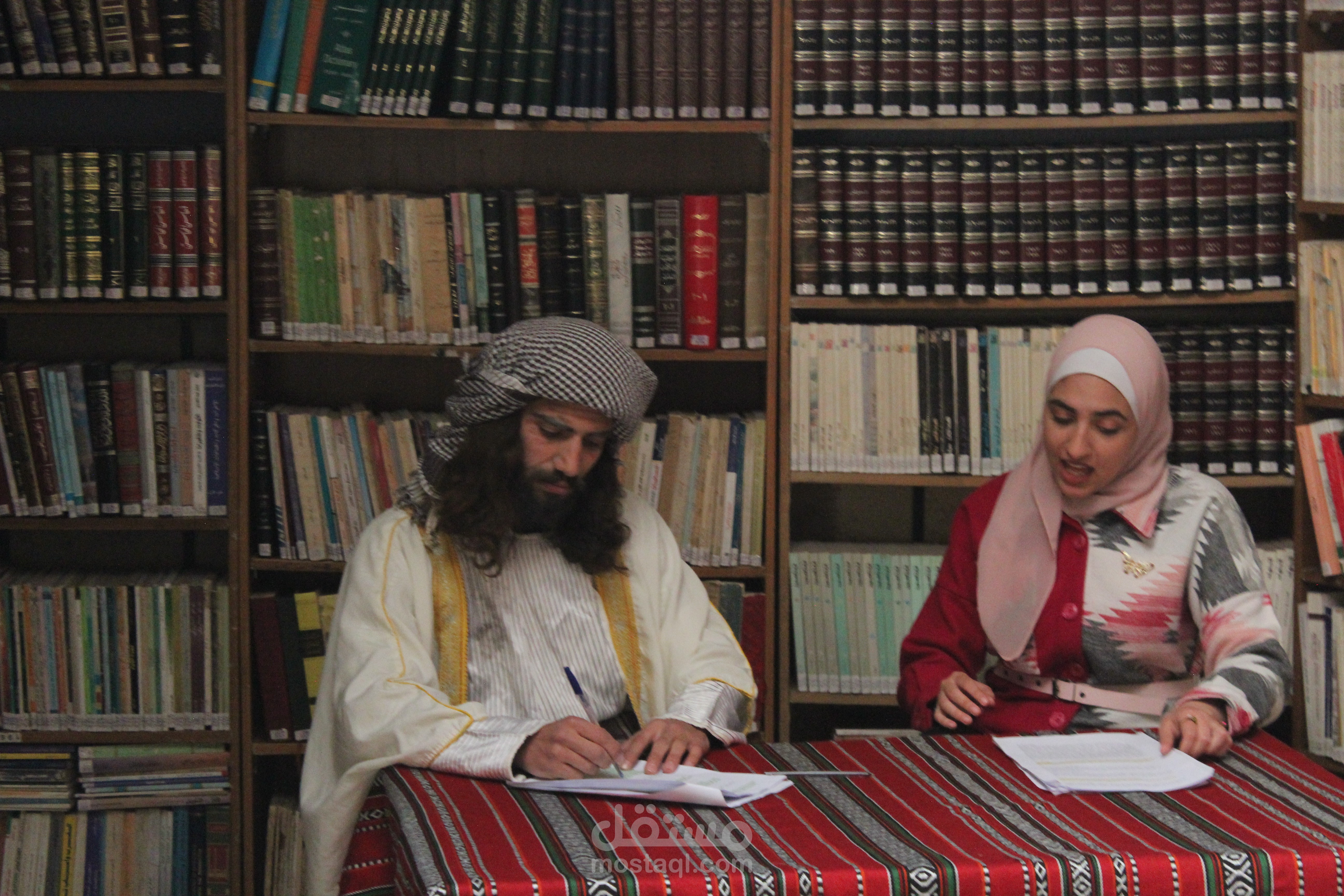 كتابة نص و تقديم برنامج أيقونة و أثر