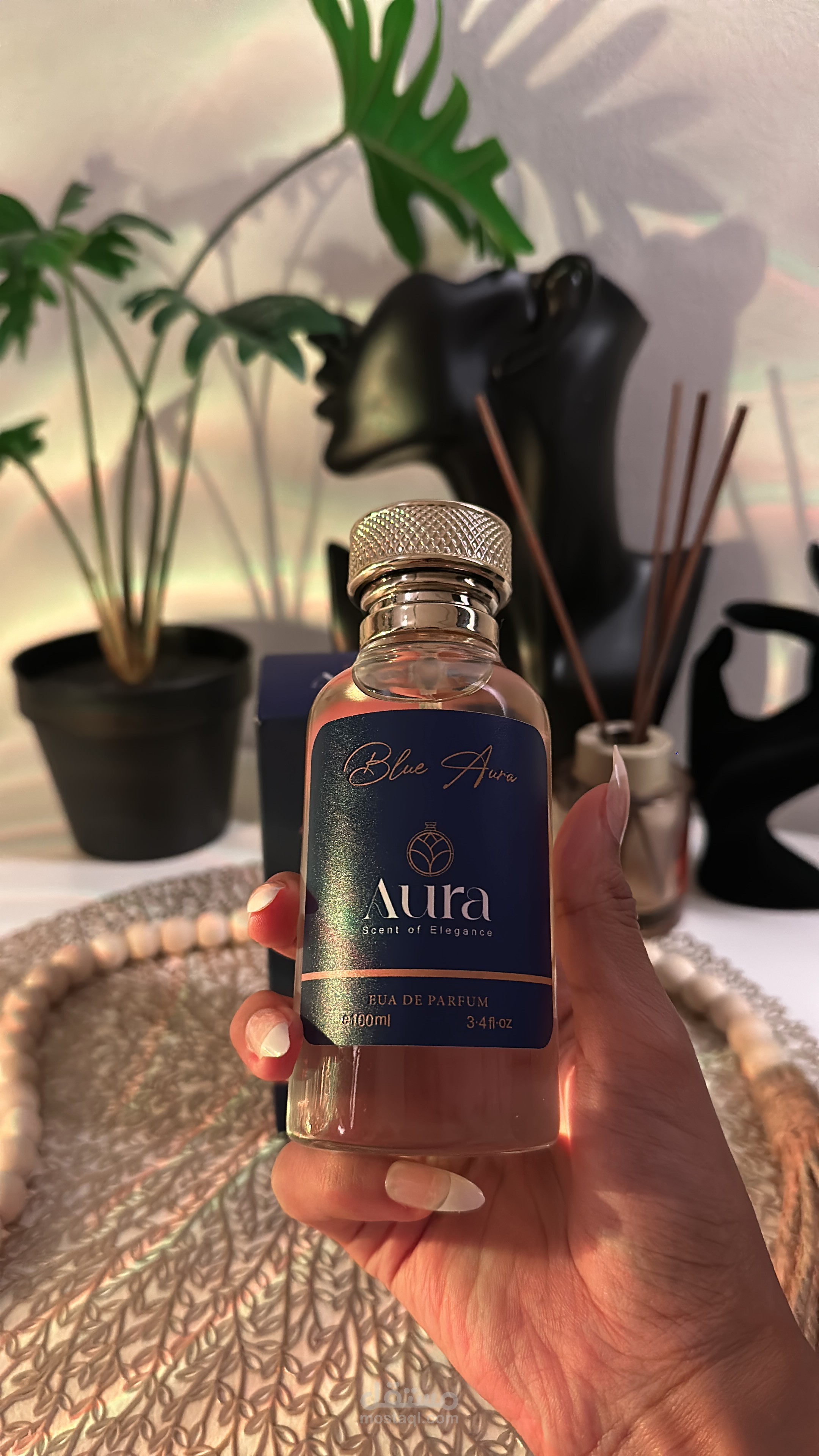 مقطع UGC مع فويس اوفر لعطر أورا