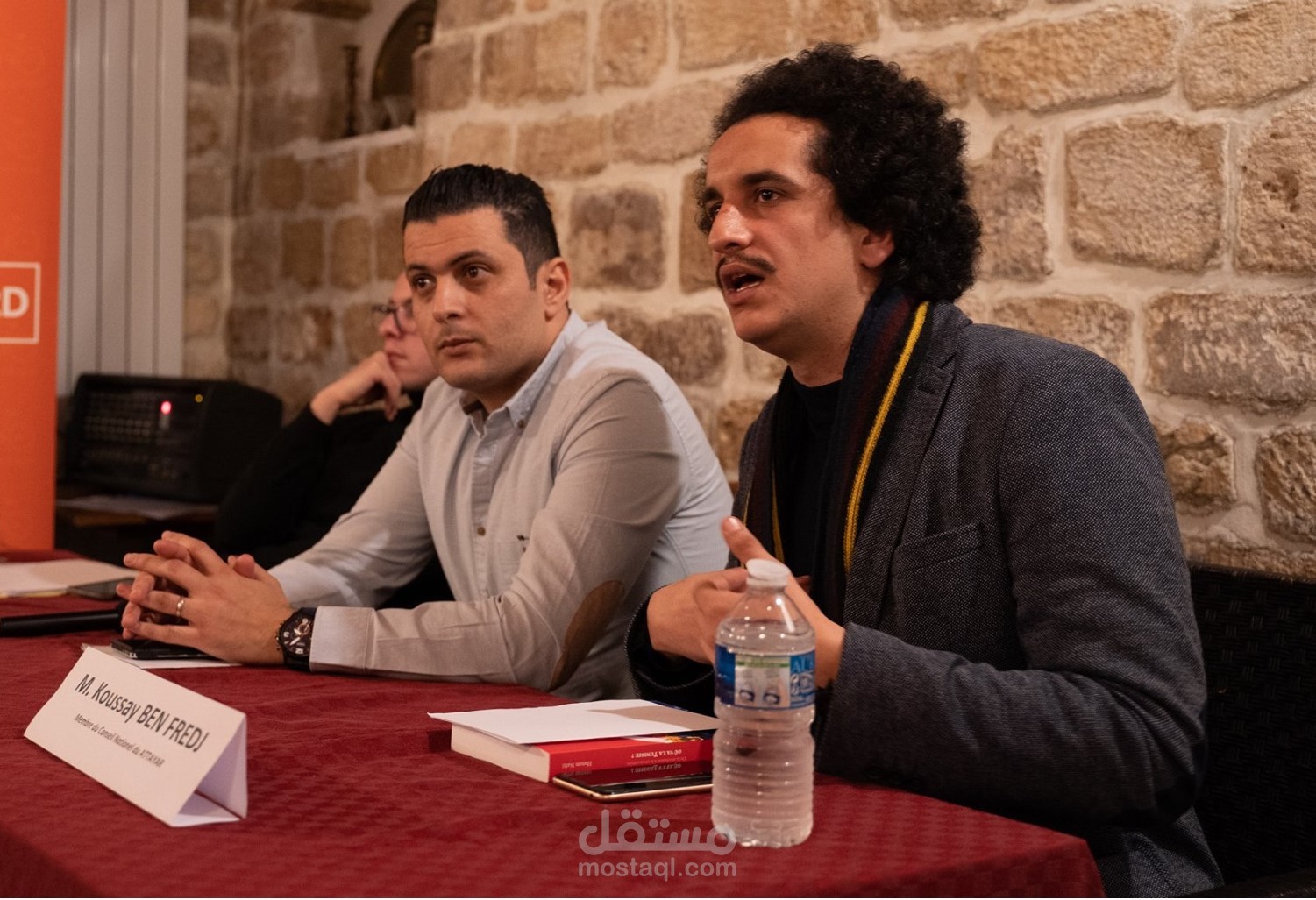 مُحاضر بخصوص القضايا ذات الاهتمامات الاجتماعية والثقافيّة