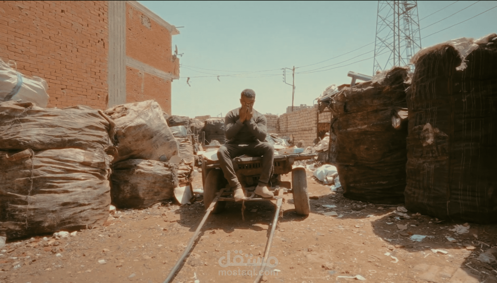 وثائقى عن بطل كمال اجسام يعمل كعامل نظافة