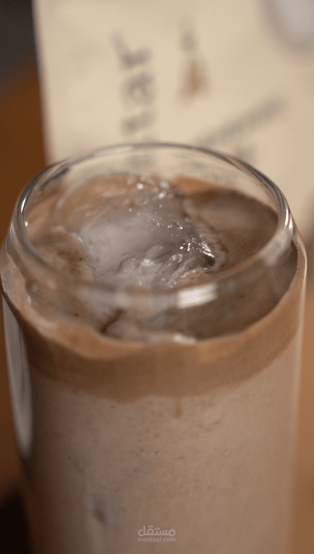 فيديو "ريلز" احترافي: طريقة تحضير قهوة البطم الباردة.