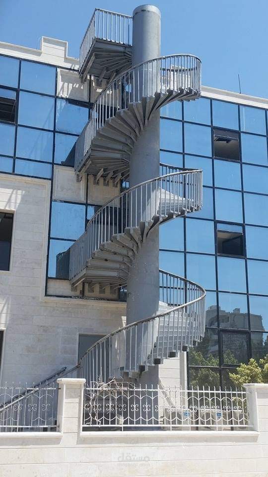 تصميم وتنفيذ الدرج المعدني في جامعة المنارة