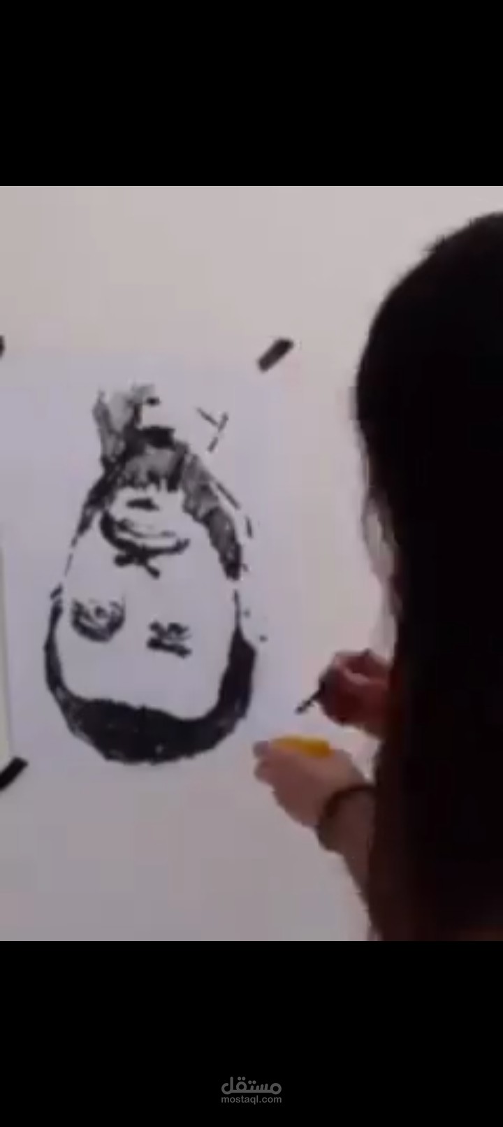 رسم بالحبر الاسود صورة مقلوبة مع تصميم فيديو