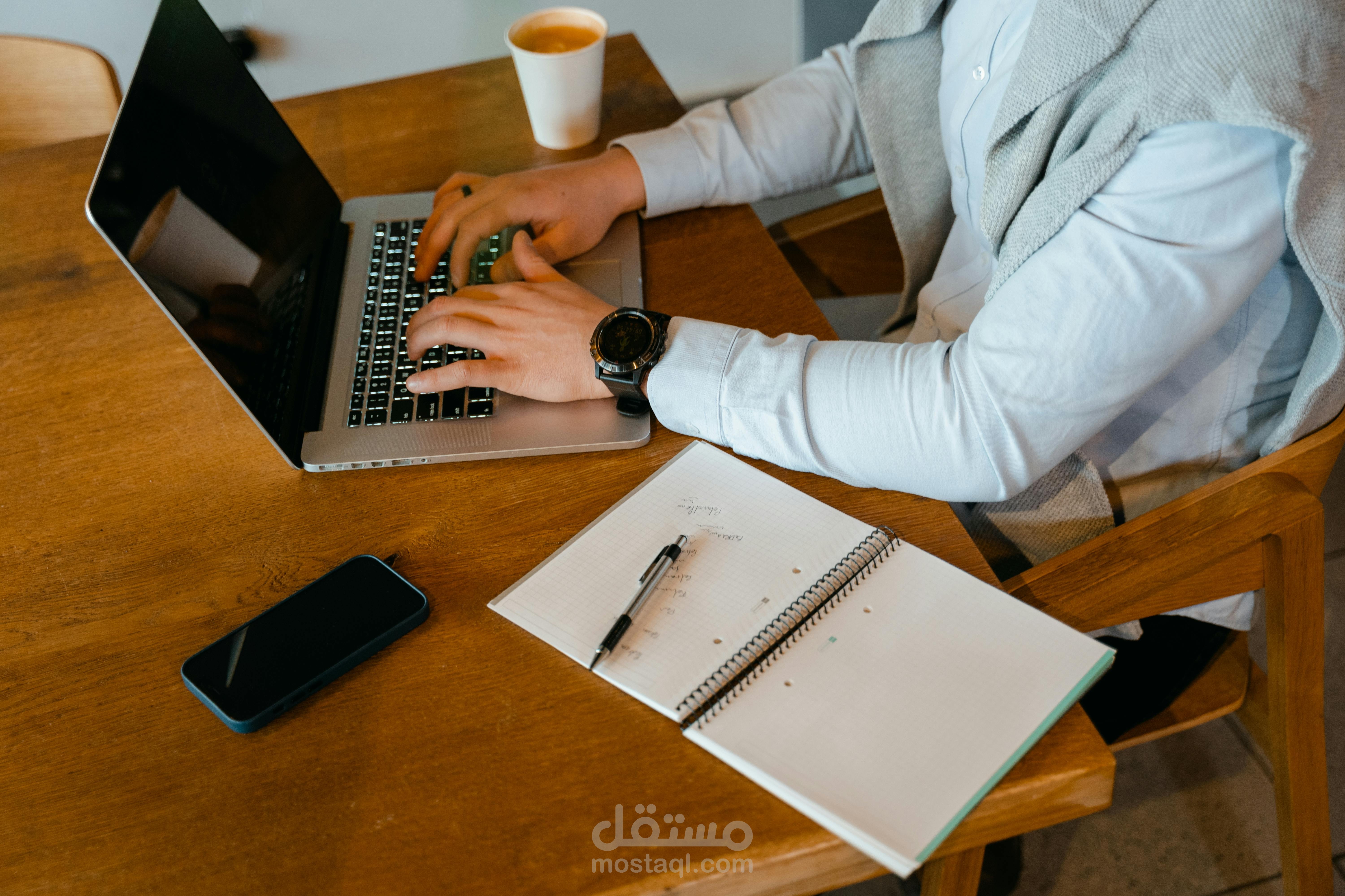 كتابة مقالات احترافية بالعربية والإنجليزية بأسلوب مشوّق وموثق.