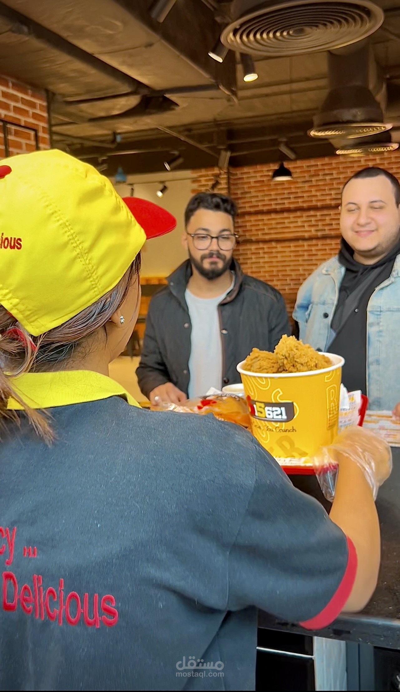اعلان لمطعم 5 Roosters
