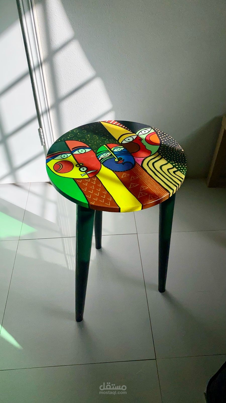 رسم معاصر على طاولة جانبية