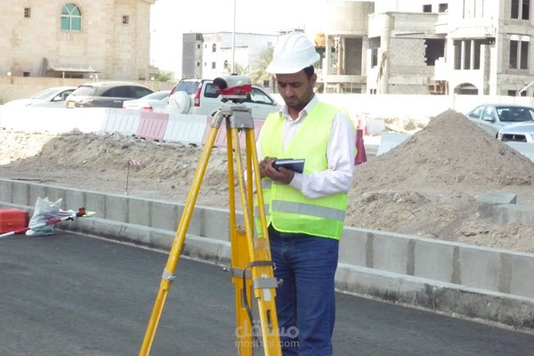 تأسيس  طريق خلف المدرسة تمهيدا للرصف