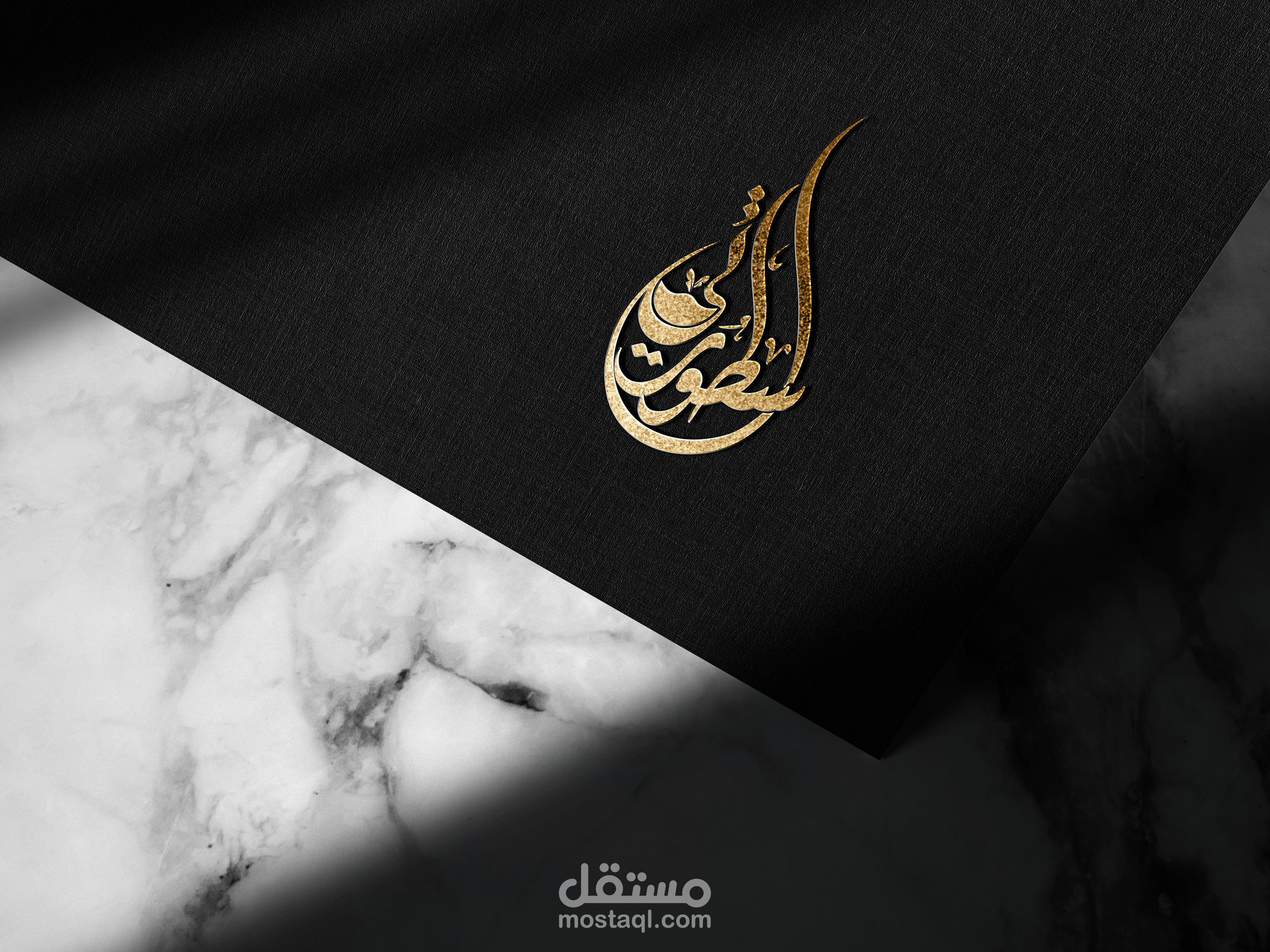 شعار بإسم اسطورتي للعطور