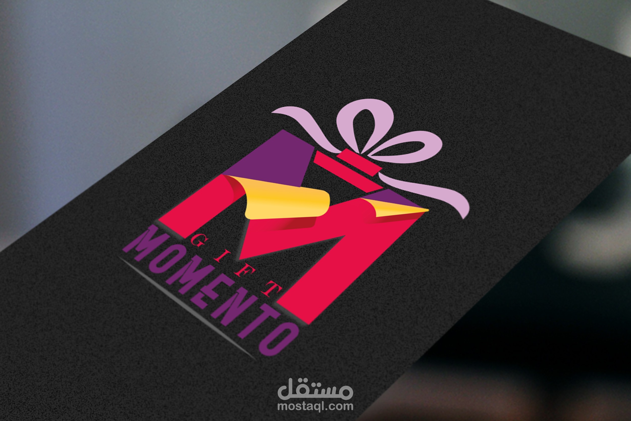 شعار متجر هدايا بإسم memento gift