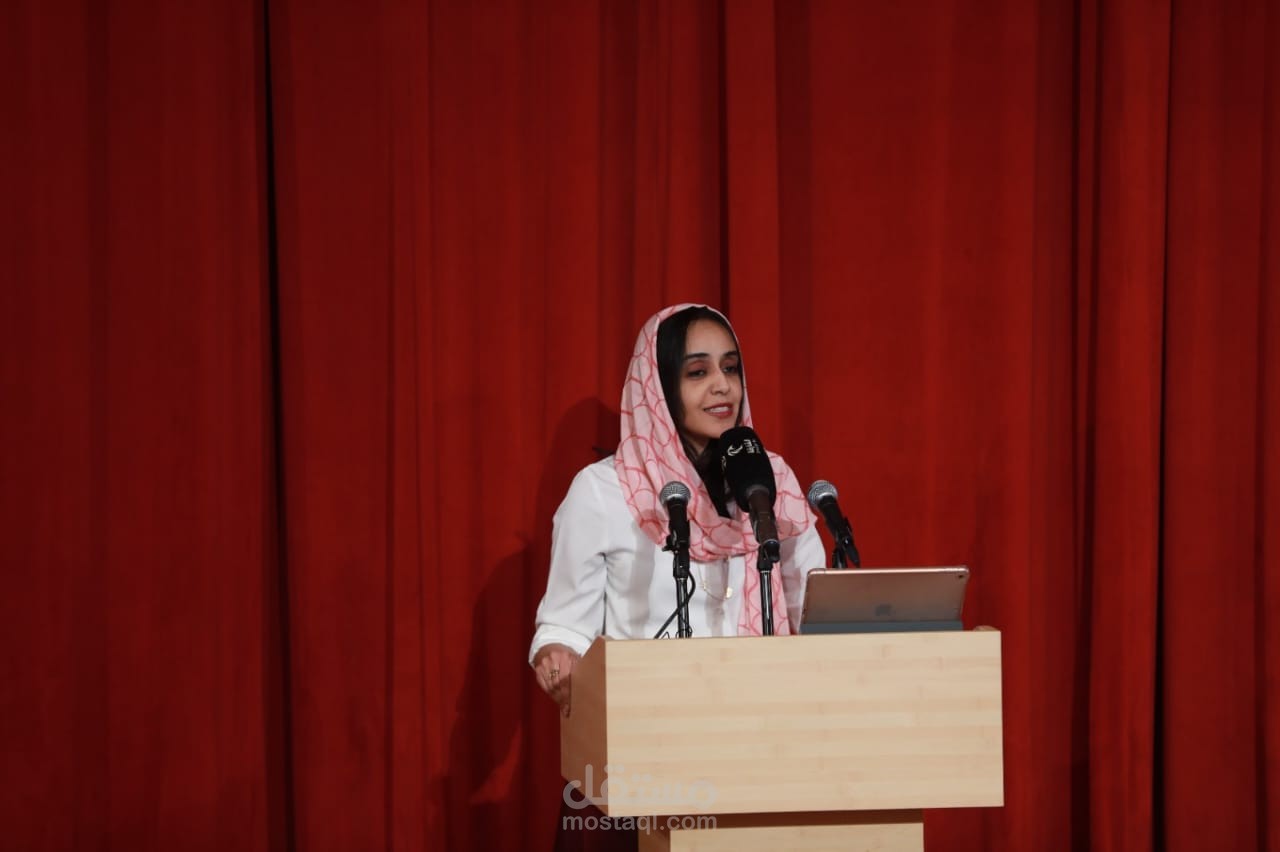 تقديم أمسية شعرية في بيت الشعر في الشارقة