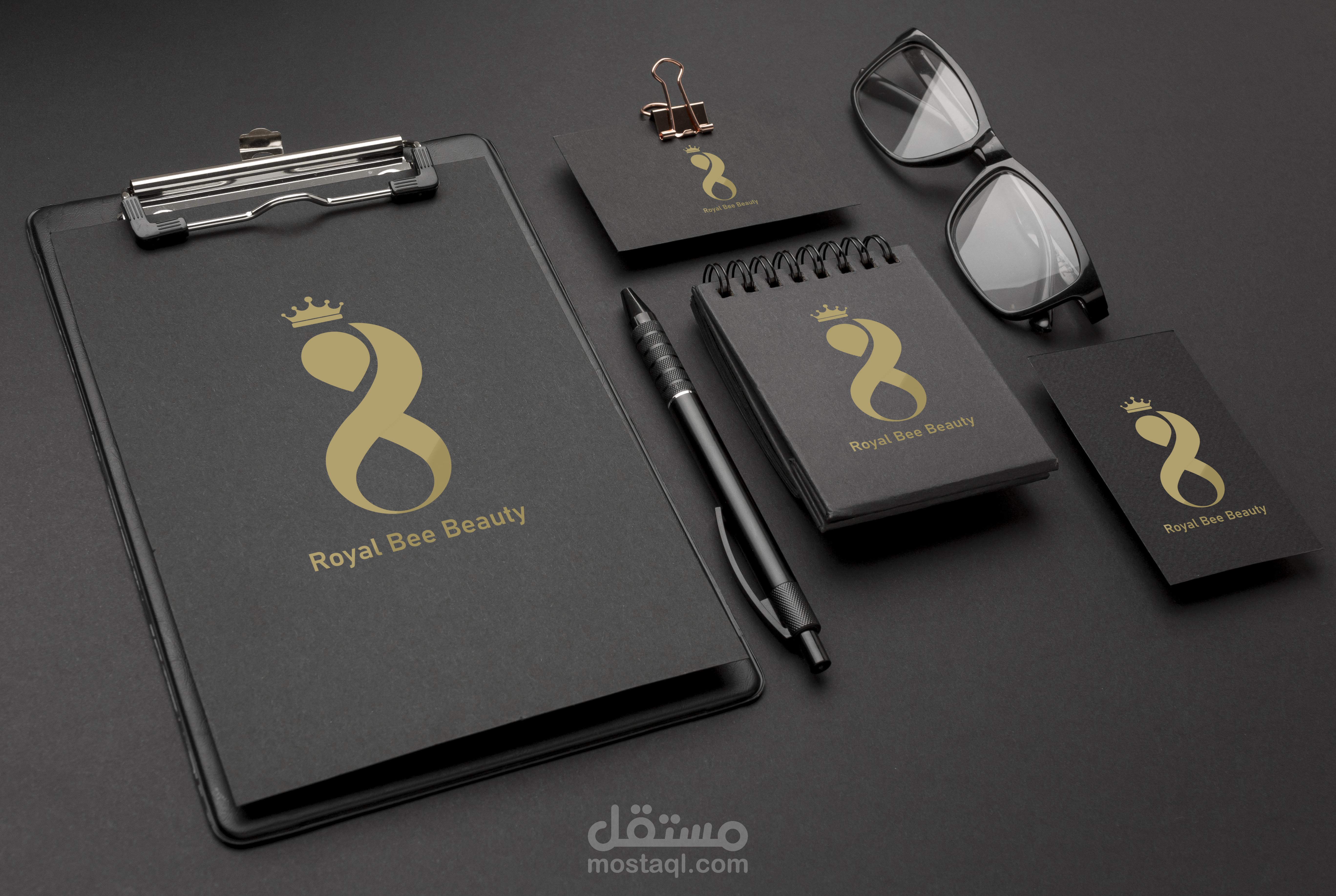 تصميم هويه بصريه لمحلات Royal bee beauty