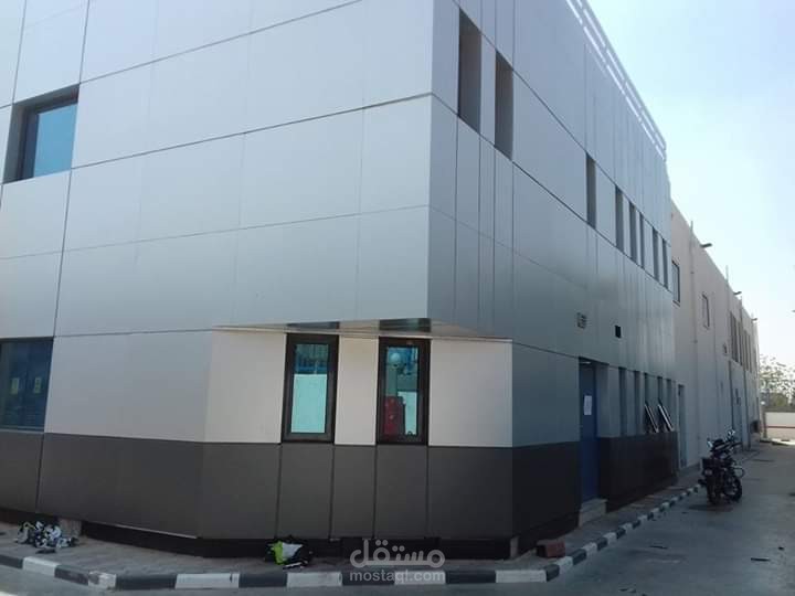 واجهة خارجية الى احد المصانع