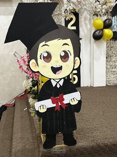 لوحة يدوية مصنوعة من كرتون وورق ملون، مناسبة كديكور تخرج لحضانة