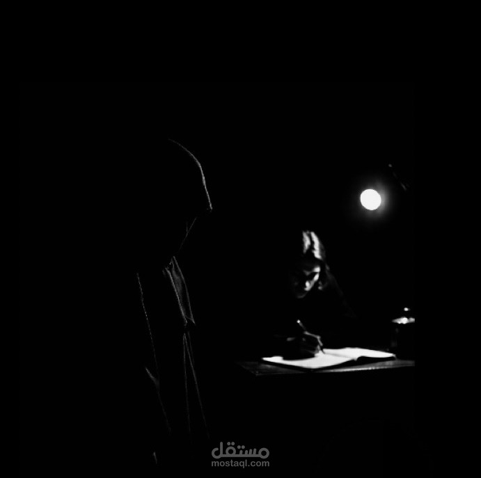 نور صامد بين أضواء المدينة.