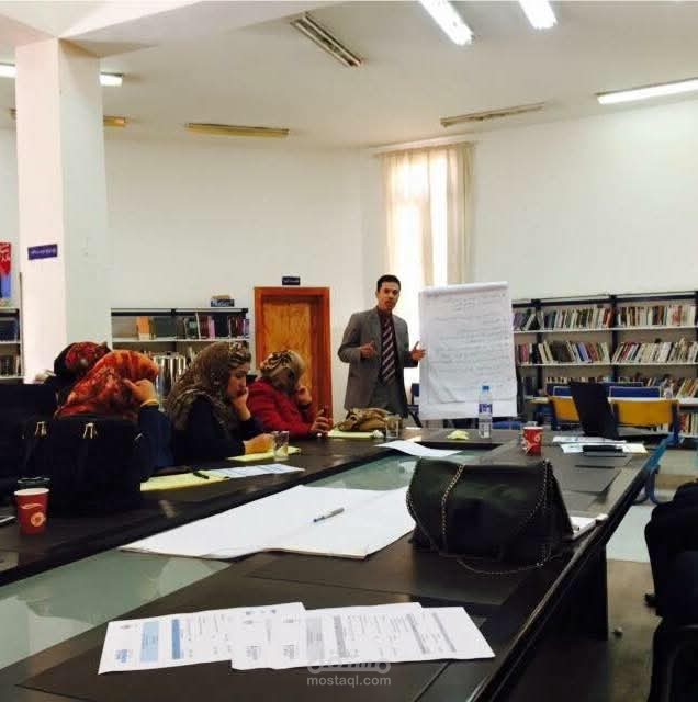تدريب مجموعة من السيدات على قياس مؤشرات الأداء في المشاريع