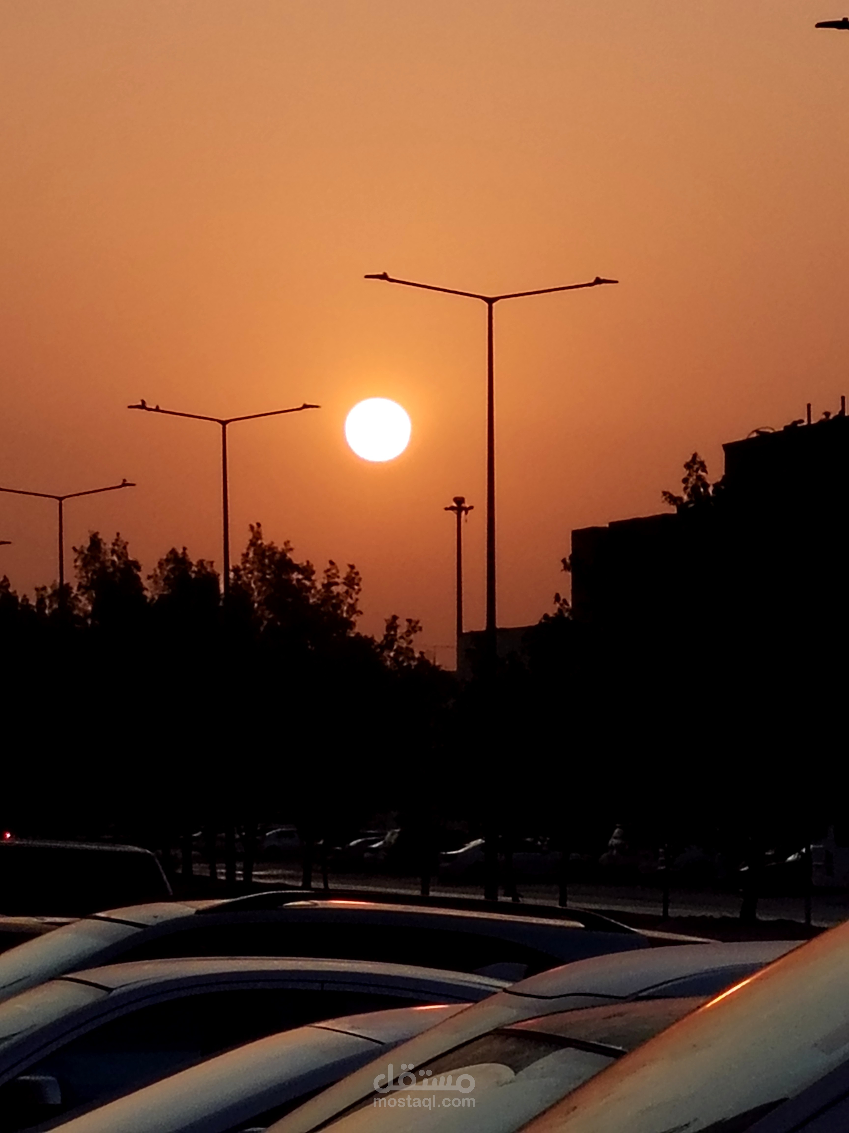 "غروب الشمس بين صخب المدينة وهدوء السماء