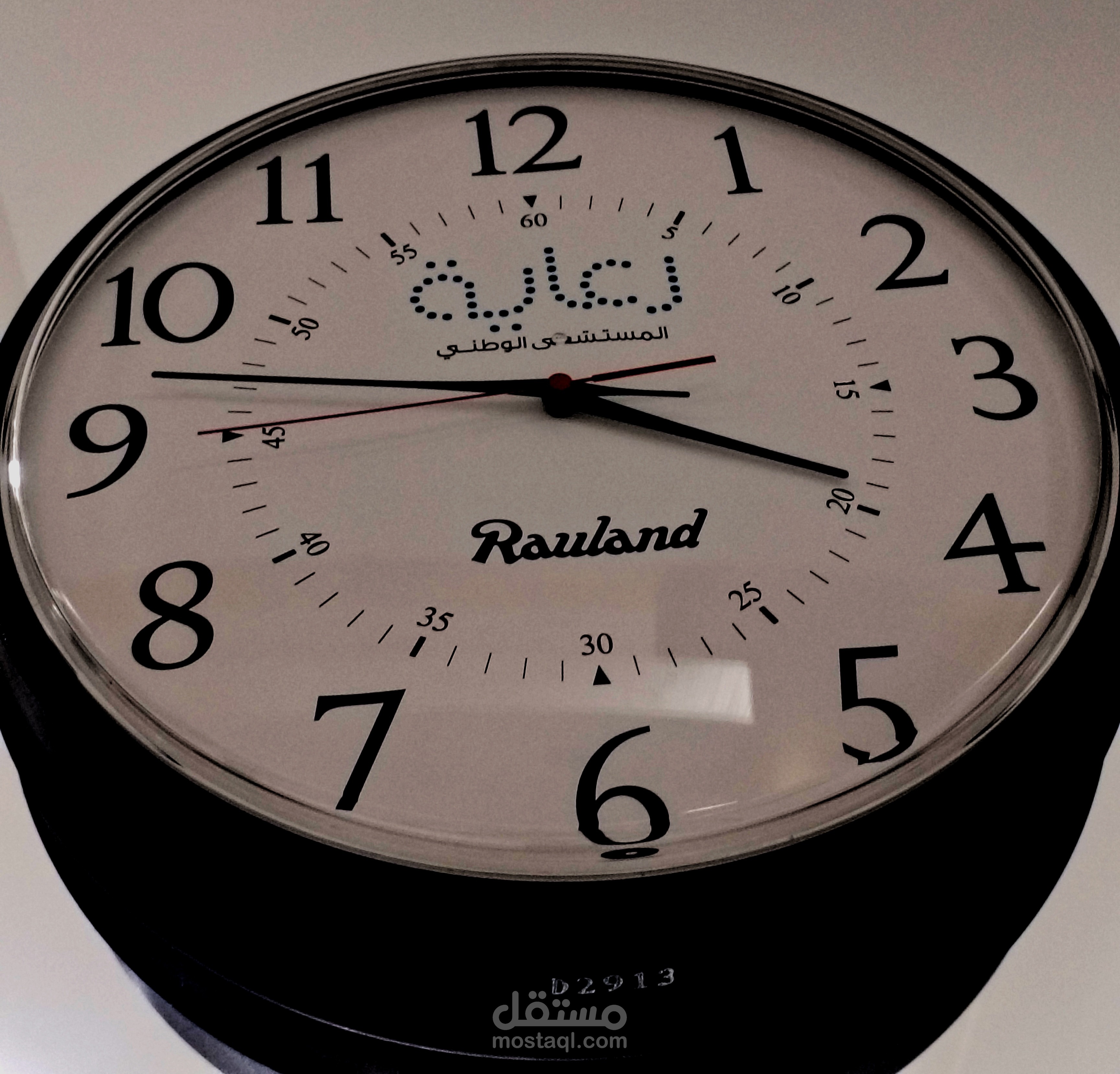 صورة ساعة جدارية أنيقة بدقة عالية