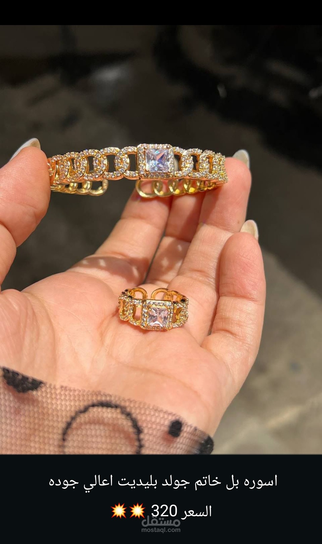 تصوير الاكسسوارات والميك اب وطريقه لبسها وعرضها بشكل لائق ليشد انتباه العميل