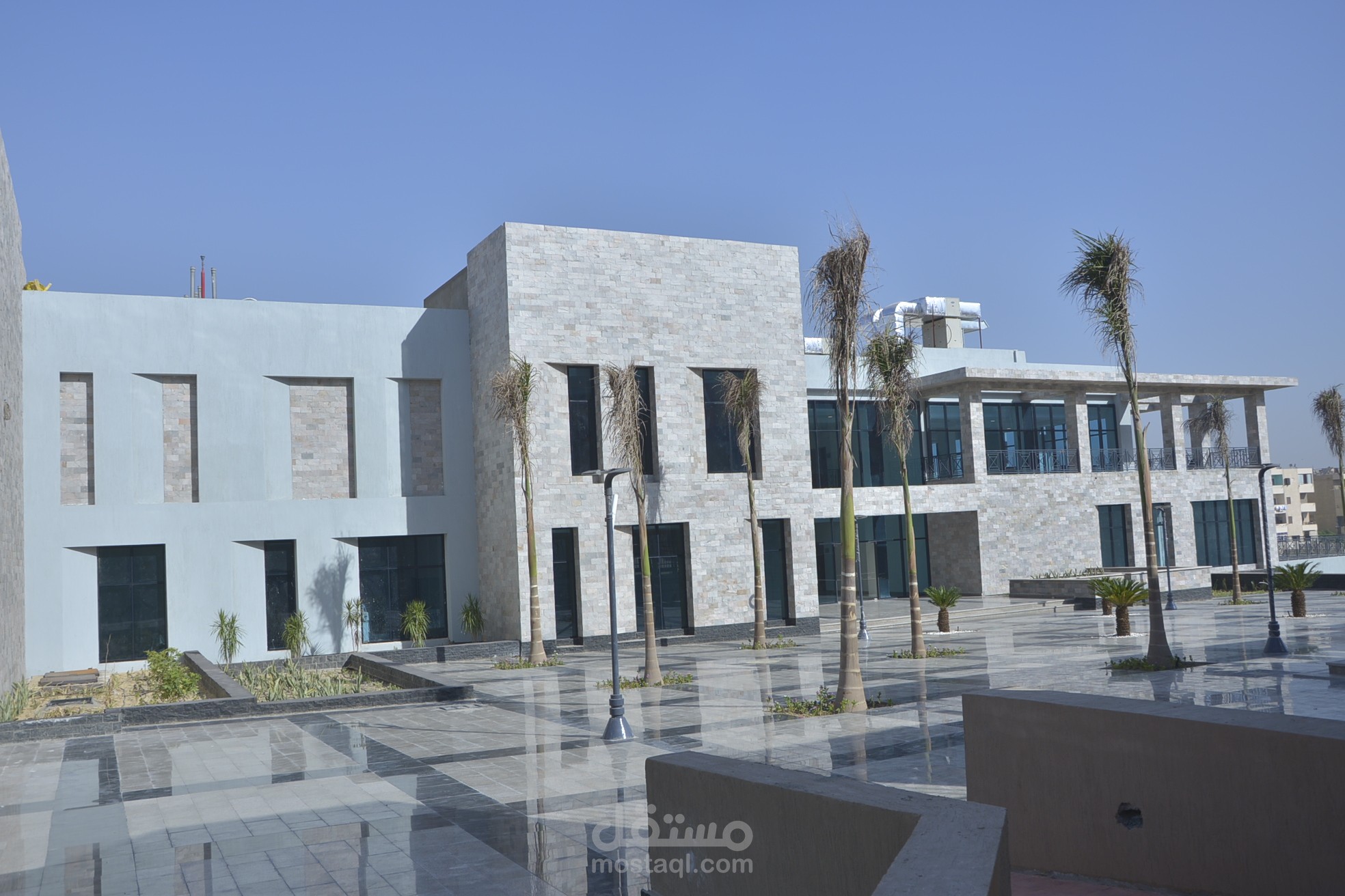 الاشراف على تنفيذ المدينة الرياضة الشبابية بالاسمرات
