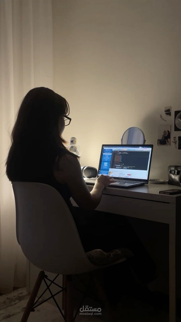 أعمل عن بُعد من المنزل عبر الإنترنت، في بيئة عمل منظمة وهادئة تتيح لي التركيز الكامل على المشاريع أعتمد على التواصل المستمر والمهني مع العملاء من خلال المنصة لضمان تنفيذ الأعمال بجودة عالية وفي الوقت المحدد.
