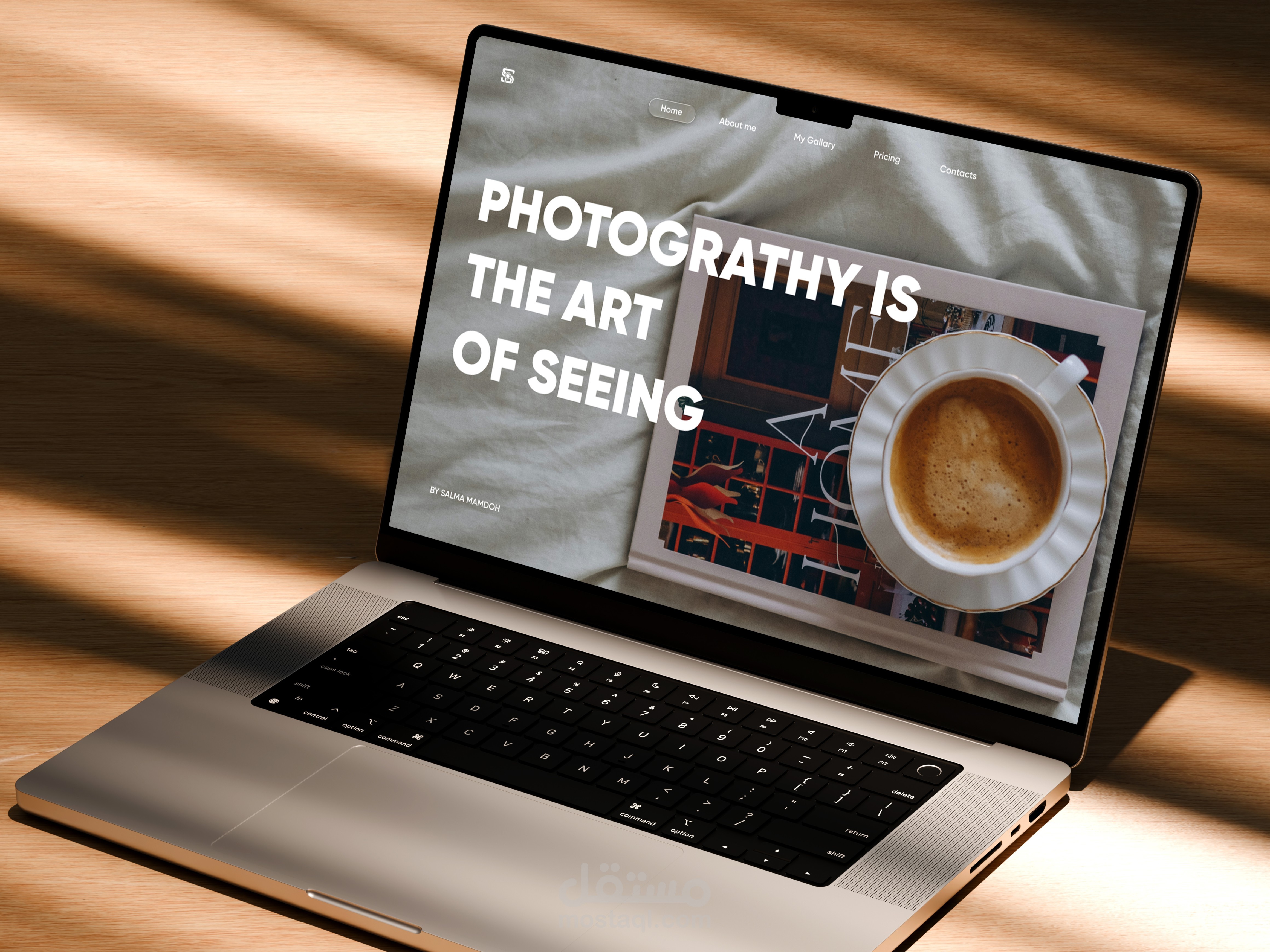 تصميم واجهة مستخدم (UI) لموقع بورتفوليو تصوير بطابع فني.