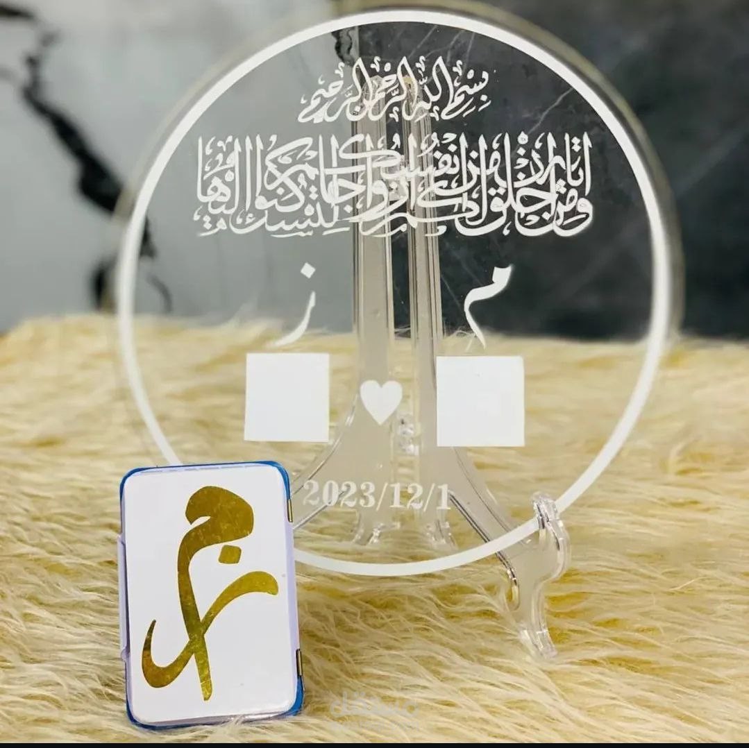تصميم المطبوعات على لوحة اكرلك وترويجها عبر مواقع التواصل الاجتماعي واستهداف صحيح للزبائن